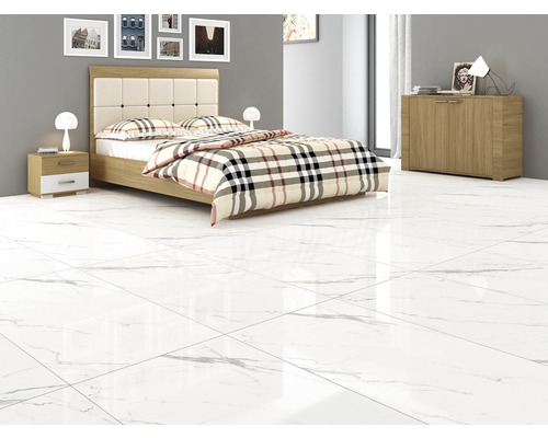 Světlá ložnice s postelí, nočním stolkem, komodou a podlahovými dlaždicemi