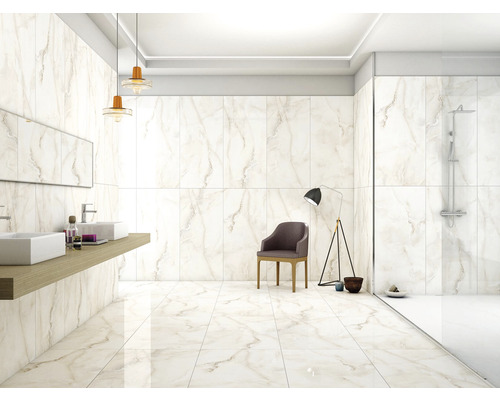 Světlá koupelna s mramorovými obklady stěn a podlahy, umyvadlo se dvěma umyvadly a sprchou