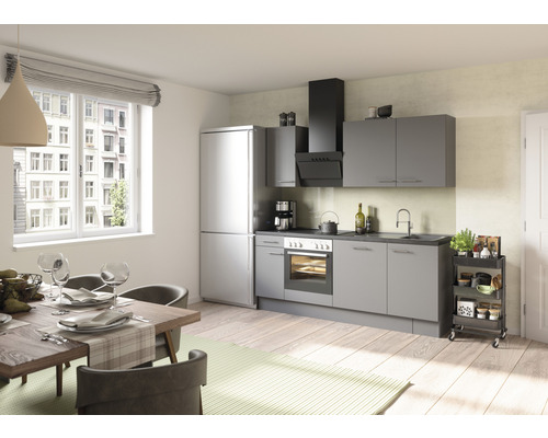 Světlá kuchyně s jídelním stolem, židlemi, kuchyňskou linkou, chladničkou a kuchyňským vozíkem