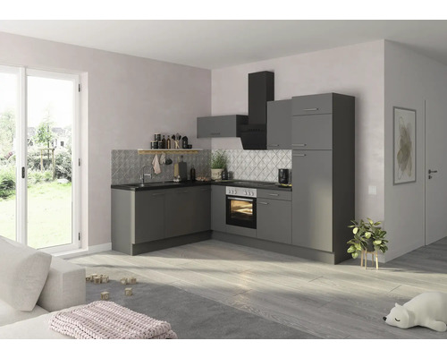 Šedá rohová kuchyně s digestoří ve světlé místnosti