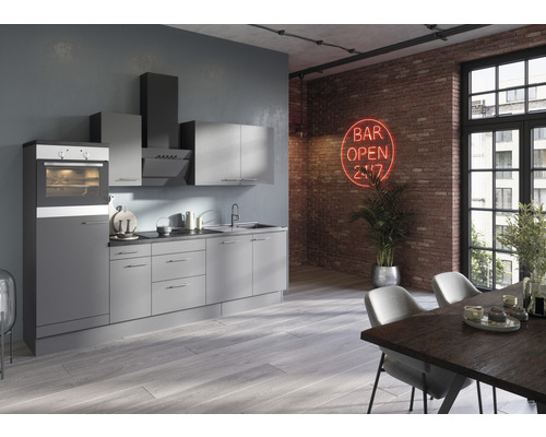 Moderní kuchyně s vestavnou troubou, digestoří a kuchyňskými skříňkami v místnosti s jídelním stolem