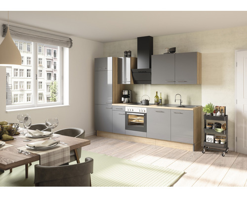 Moderní kuchyně s jídelním stolem a židlemi ve světlé místnosti.