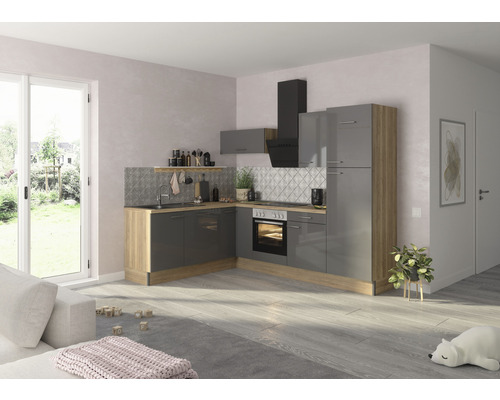 Moderní kuchyně se šedými skříňkami, dřevěnými prvky a digestoří ve světlém pokoji.