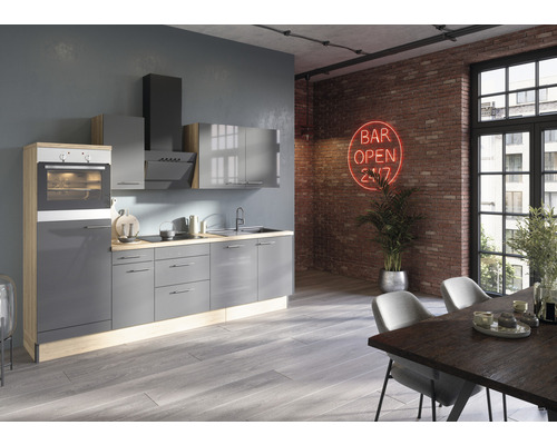 Moderní kuchyně s šedým designem skříněk a dřevěnými pracovními deskami ve světlé, prostorné místnosti