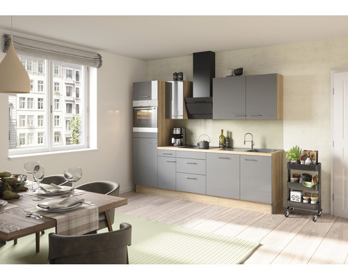 Světlá kuchyně se šedými skříňkami, dřevěnou pracovní deskou, jídelním stolem a židlemi