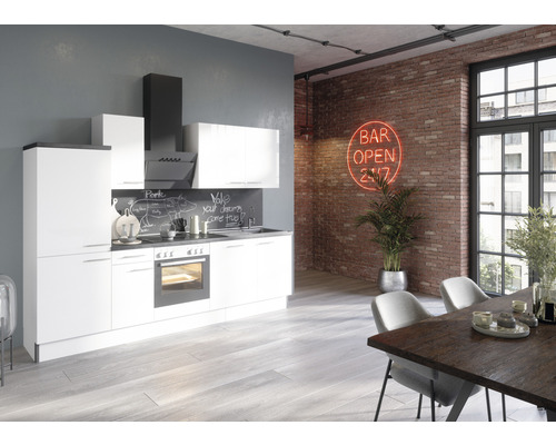 Světlá kuchyně s bílými skříňkami, tmavou pracovní deskou a jídelním koutem