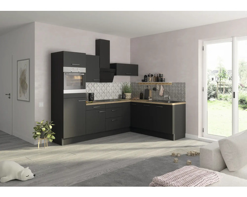 Moderní kuchyně s kuchyňskými skříňkami, odsavačem par a policemi