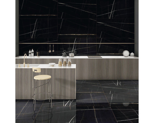 Kuchyňská scéna s podlahovými a nástěnnými dlaždicemi v mramorovém vzhledu