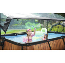 Nafukovací bazén se stříškou a hrajícími si dětmi na zahradě