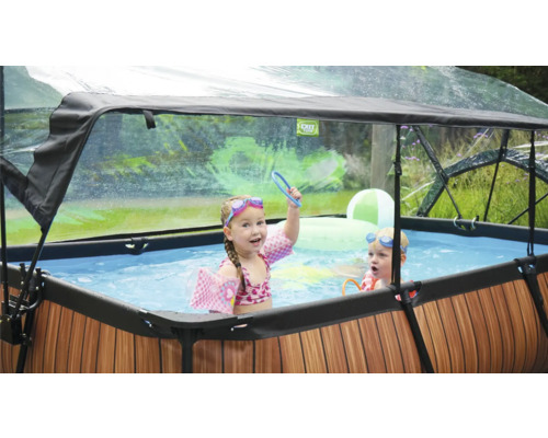 Nafukovací bazén se stříškou a hrajícími si dětmi na zahradě