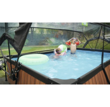 Bazén se střechou, děti si hrají s plovacím kruhem a míčem ve vodě