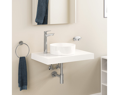 Moderní koupelna s umyvadlem na desku, vodovodní baterií, kruhem na ručníky a zrcadlem