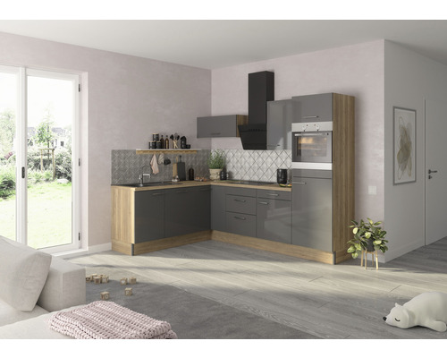 Moderní kuchyně se šedými skříňkami a pracovními deskami s dřevěným dekorem