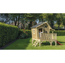 Dřevěný hrací domek se skluzavkou na zahradě