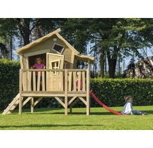 Dětský hrací domek se skluzavkou a žebříkem na zahradě