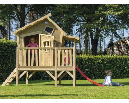 Dětský hrací domek se skluzavkou a žebříkem na zahradě