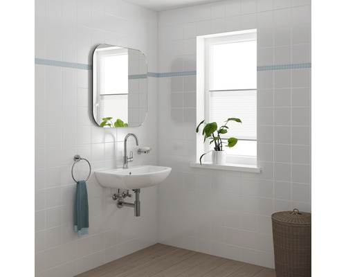 Světlá koupelna s umyvadlem, zrcadlem a oknem