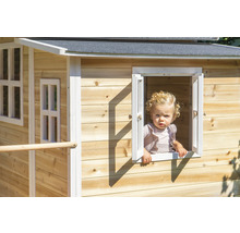 Dřevěný dětský domek s dítětem v okně