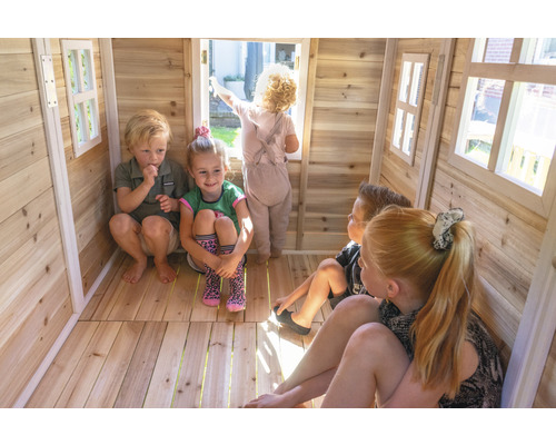 Děti si hrají v dřevěném hracím domku s okny