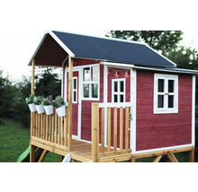 Dřevěný hrací domek se skluzavkou, verandou a okny