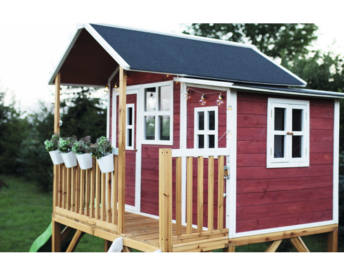 Dřevěný hrací domek se skluzavkou, verandou a okny