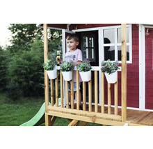 Dítě v dětském domku se skluzavkou a dekorací