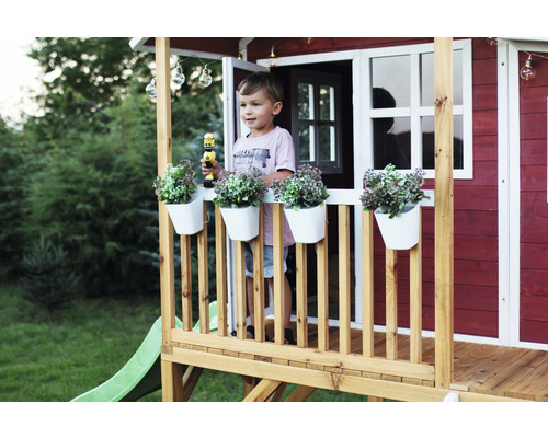 Dítě v dětském domku se skluzavkou a dekorací