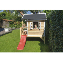 Dřevěný domeček na hraní se skluzavkou na zahradě se dvěma dětmi