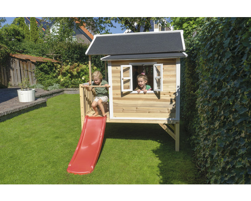 Dřevěný domeček na hraní se skluzavkou na zahradě se dvěma dětmi