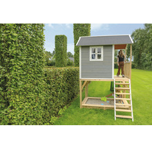 Dětský hrací domek s pískovištěm a žebříkem na zahradě