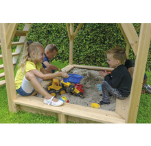 Děti si hrají na pískovišti s autíčky.