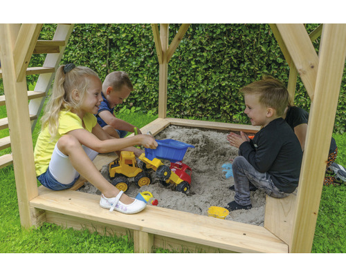 Děti si hrají na pískovišti s autíčky.