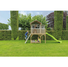 Hrací domek se skluzavkou a pískovištěm na zahradě s hrajícími se dětmi.