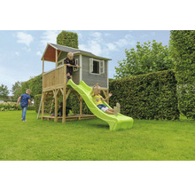 Hrací domek se skluzavkou a pískovištěm na zahradě s hrajícími si dětmi