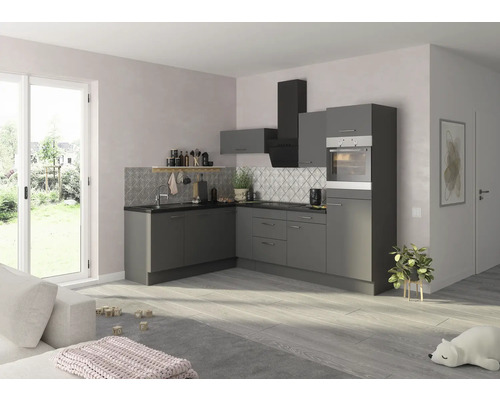 Moderní kuchyně se šedými skříňkami, odsavačem par a dřezem