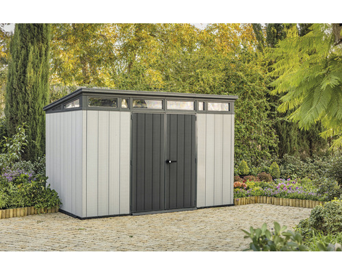 Zahradní kůlna s dvoukřídlými dveřmi a světlíky ve venkovním prostředí