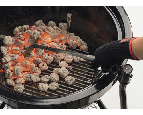 Gril s žhnoucími briketami a grilovacími kleštěmi