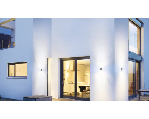 Moderní dům s venkovními nástěnnými svítidly pro osvětlení