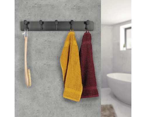 Nástěnný věšák s pěti háčky a ručníky v koupelně