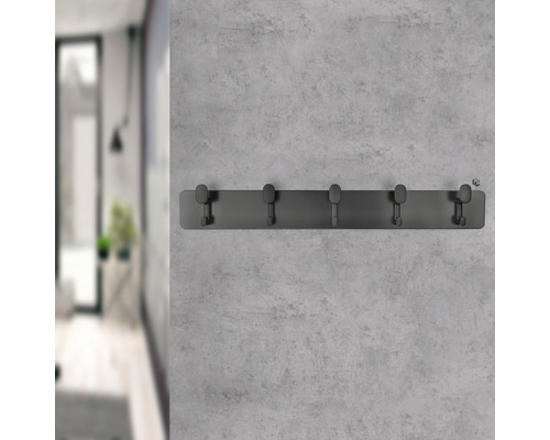 Šatní panel s pěti háčky pro montáž na stěnu