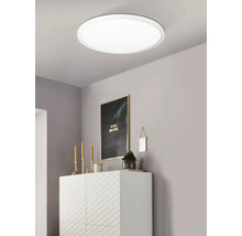 Jasné LED stropní svítidlo v moderním obývacím pokoji.