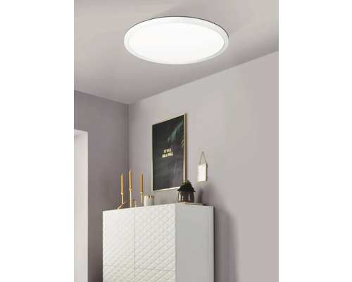Jasné LED stropní svítidlo v moderním obývacím pokoji.