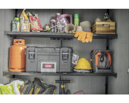 Police s plynovou lahví, boxem na nářadí, zahradní hadicí a dalšími předměty