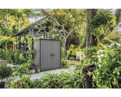 Zahradní kůlna zdobená rostlinami a květinami