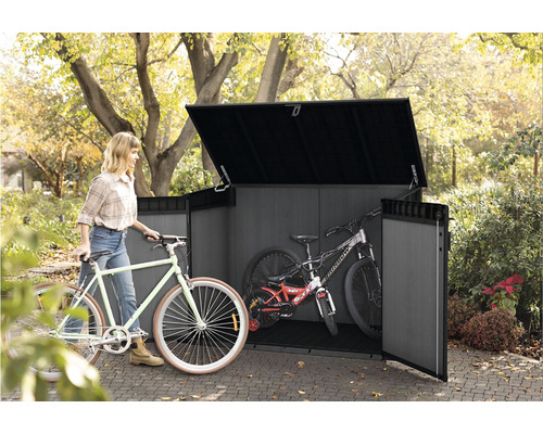 Box na kola s koly a ženou na zahradě