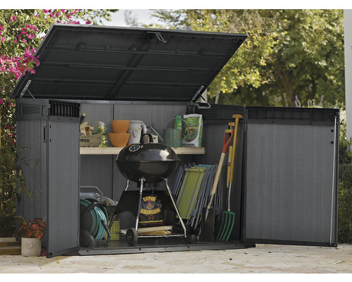 Otevřená zahradní skříň s grilem a zahradním nářadím