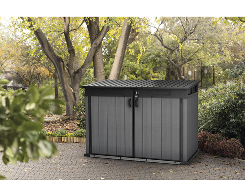 Plastová zahradní skříň s dvoukřídlými dveřmi ve venkovním prostředí