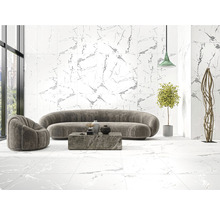 Obývací pokoj s mramorovými dlaždicemi na podlaze a stěně pro elegantní atmosféru