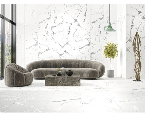 Obývací pokoj s mramorovými dlaždicemi na podlaze a stěně pro elegantní atmosféru