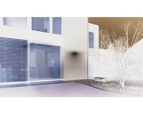 Fasáda domu s horizontálními žaluziemi před okny